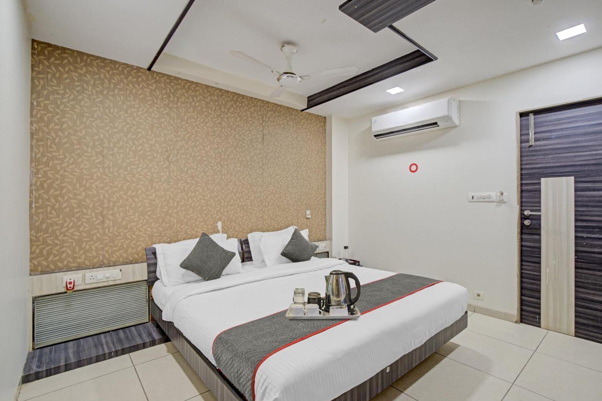 Hotel O The Kia Residency Hotel And Banquet Ахмедабад Екстер'єр фото