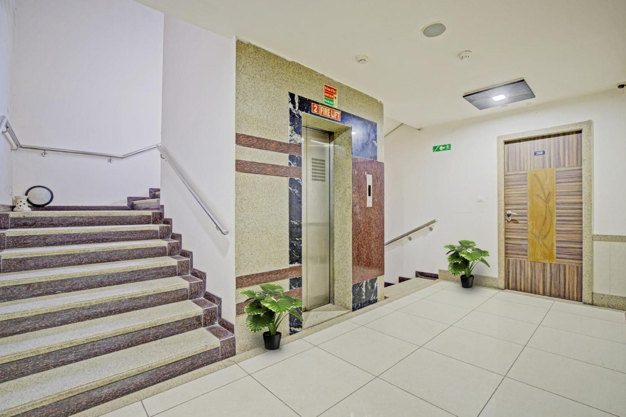 Hotel O The Kia Residency Hotel And Banquet Ахмедабад Екстер'єр фото