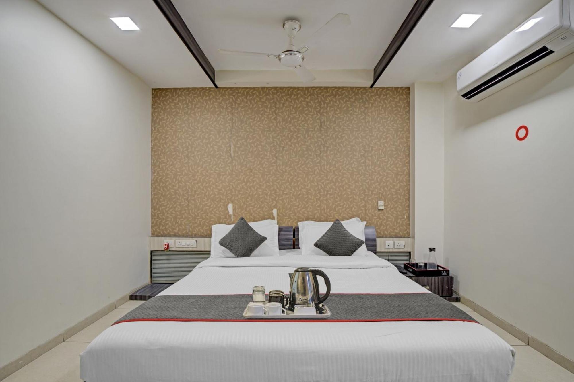 Hotel O The Kia Residency Hotel And Banquet Ахмедабад Екстер'єр фото